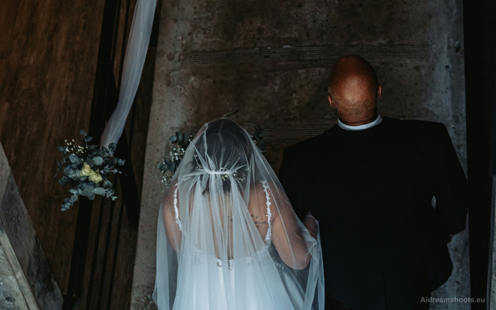 Bride walking down la pasillo con un parent antes la boda ceremonia