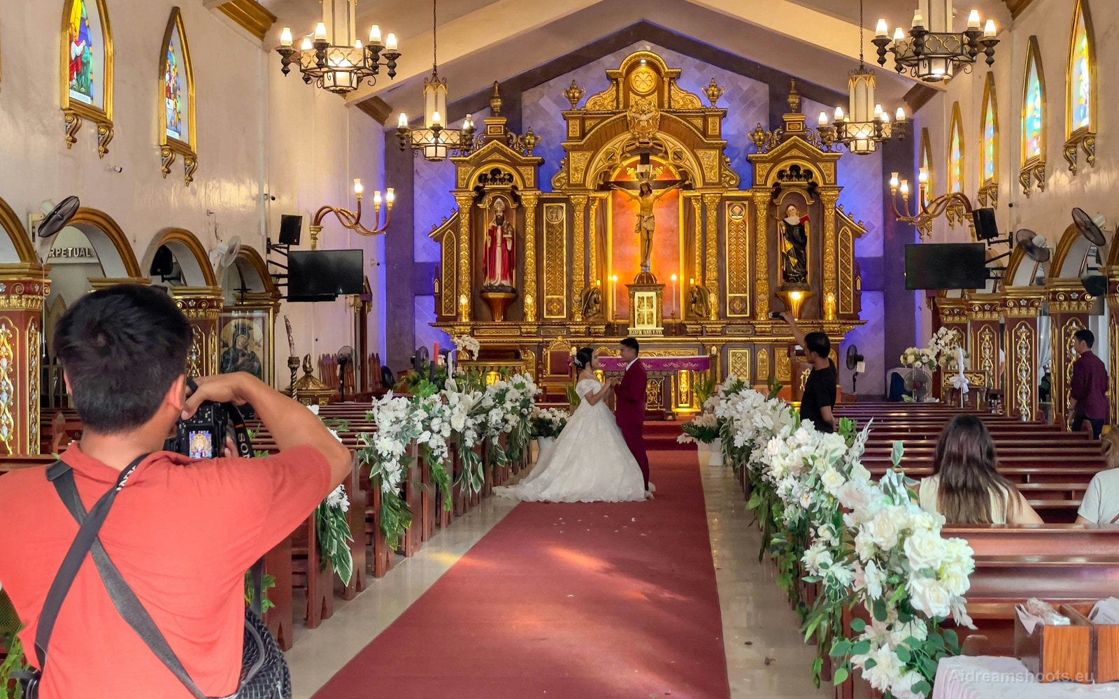 boda ceremonia dentro un decorated church con la pareja positioned near la altar